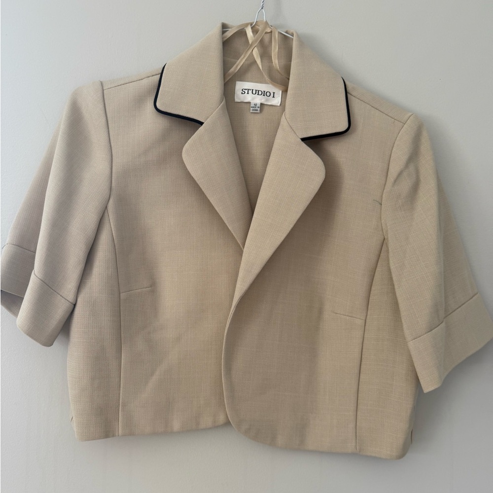 Studio 1 Women's cropped  Beige Blazer with Black Trim